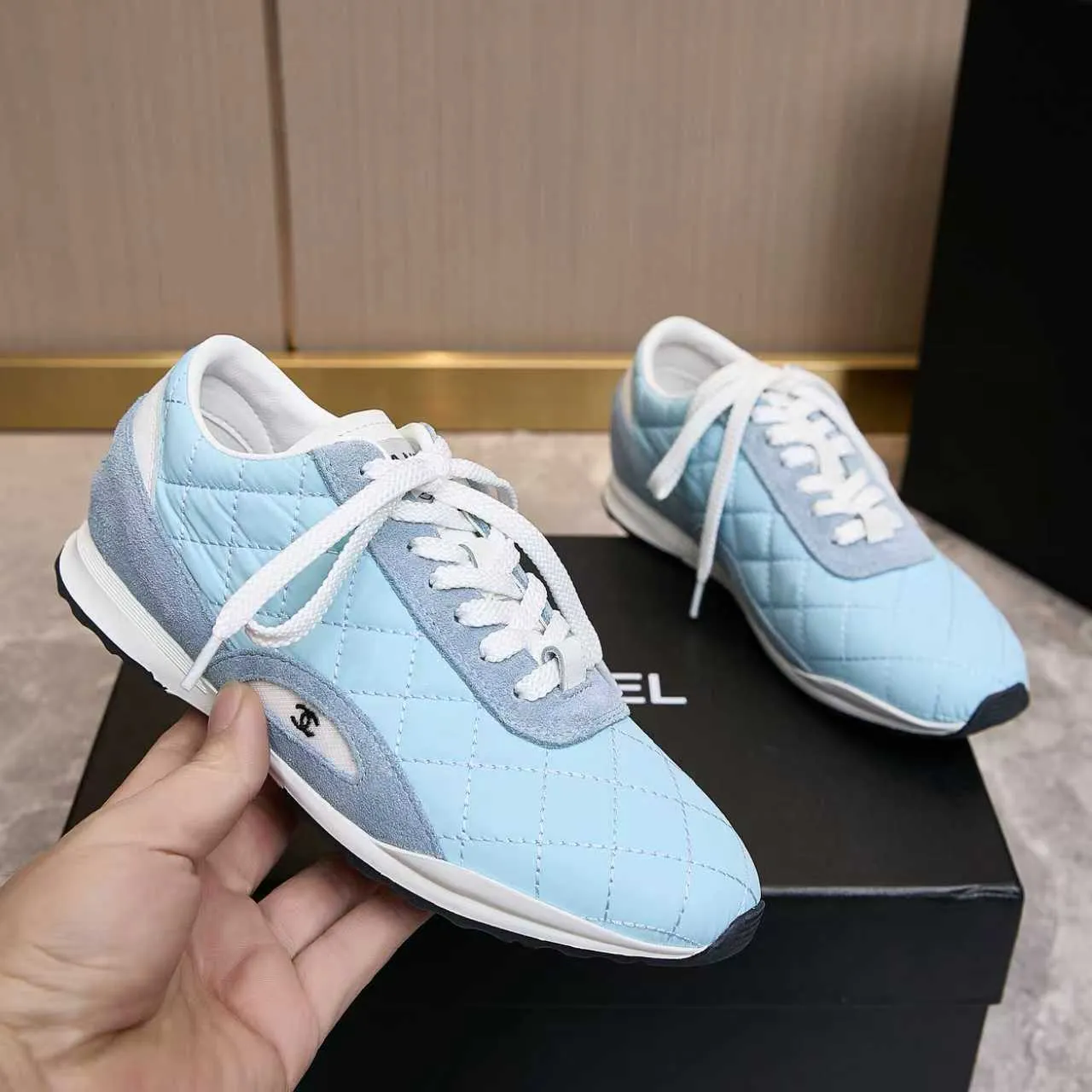 p560 Chanel Chanel - 2025 counter top casual sports shoes This classic design; the upper is electro-embroidered with a variety of techniques; the outsole is fashionable and sporty; the extraordinary inclusion of a variety of color matching elements... The diversified mix and match is very good-looking and versatile, casual, fashionable, sports and outdoor can be taken into account... ꫛꫀꪝ Go➫ Material: ❶Upper made of: original imported high silk cowhide suede ❷Inner use: Original imported breathable mesh ❸ Outsole based on: Original TPU combination outsole Counter boutique packaging complete set Female 35–41 Male 38-46